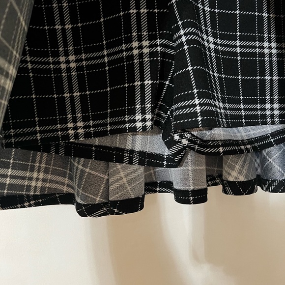 Juniors xl skirt with hidden shorts underneath - Picture 3 of 4